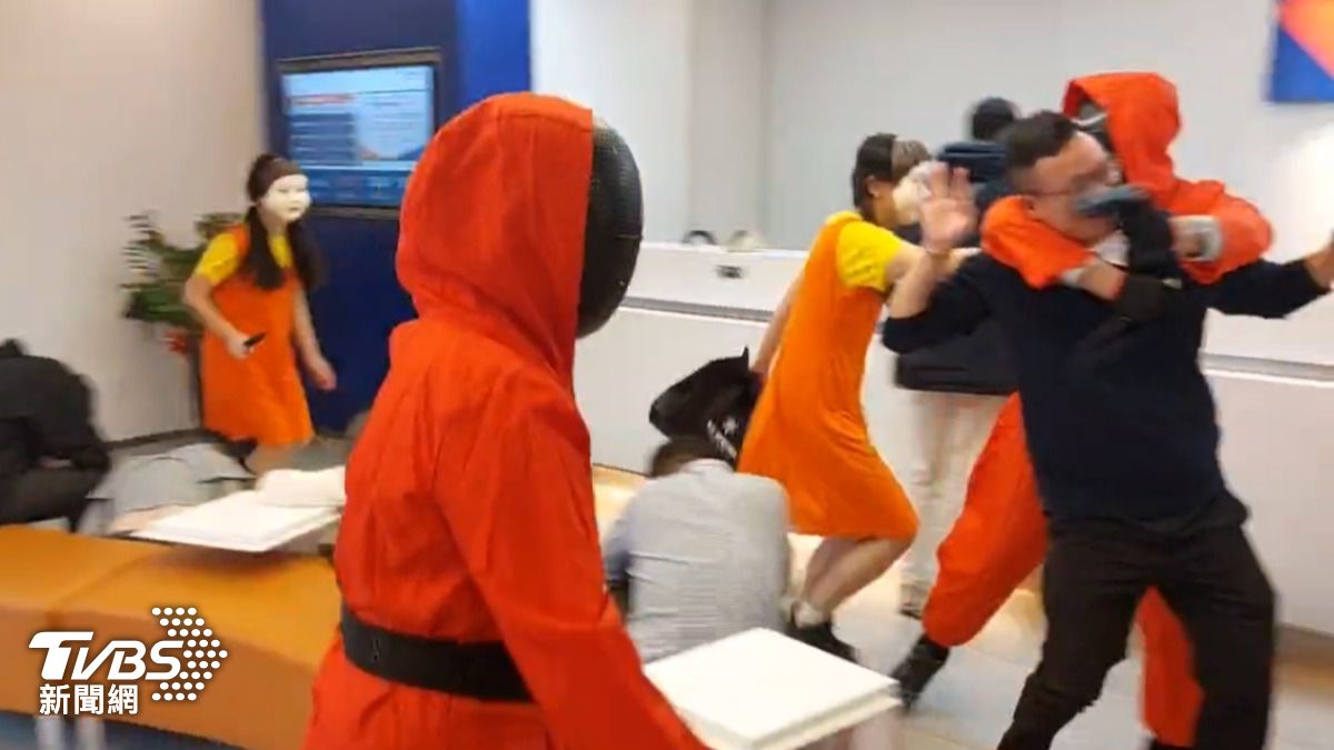 桃園警分局扮「魷魚遊戲」,進行創意防搶演練。(圖/TVBS)