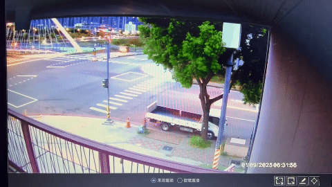 陳男闖紅燈猛撞周姓姊弟,導致姊姊死亡悲劇。(圖/TVBS)