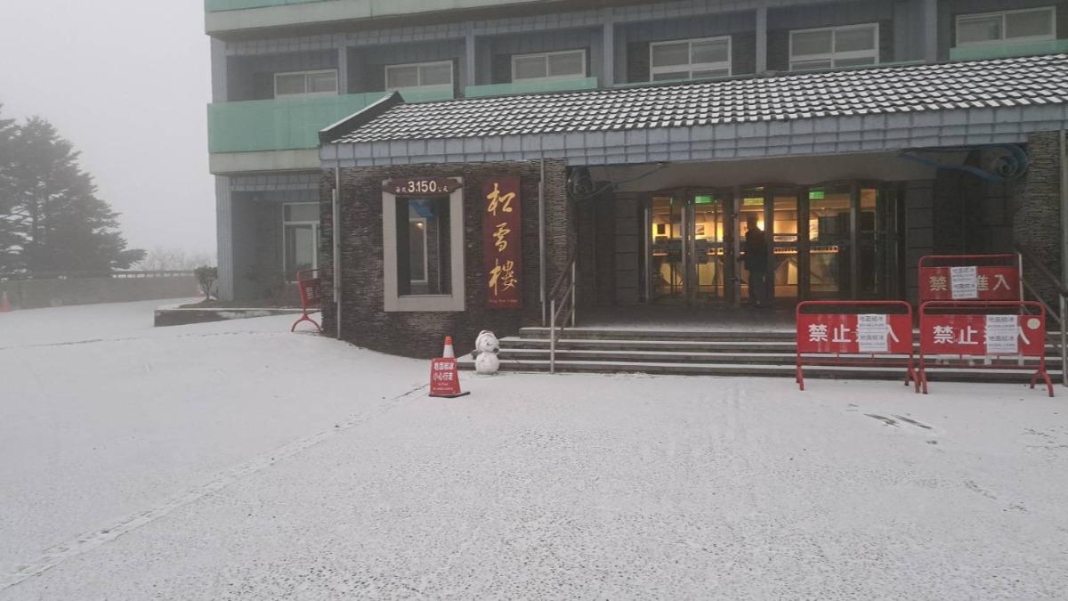 合歡山松雪樓門口一片雪白。（圖／林業署南投分署提供）