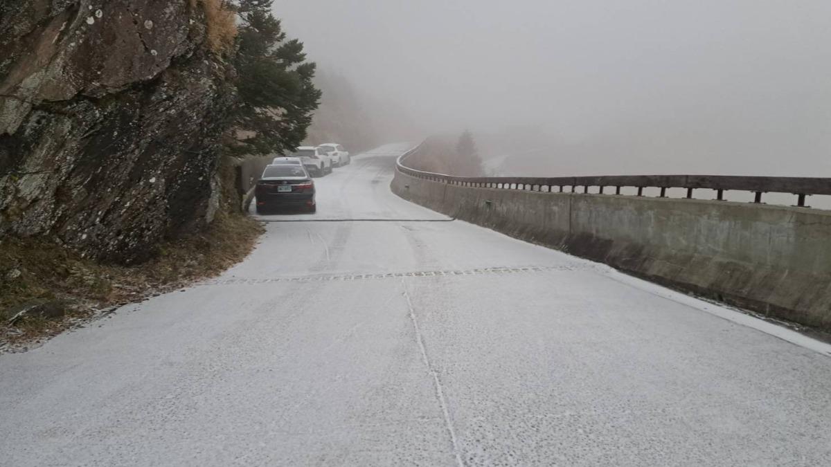 合歡山下雪,車道也積雪了。(圖/林業署南投分署提供)