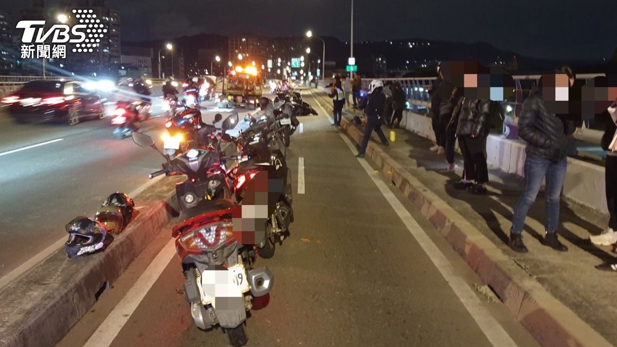 新北浮洲橋1人急剎釀10機車連環撞　4騎士受傷送醫