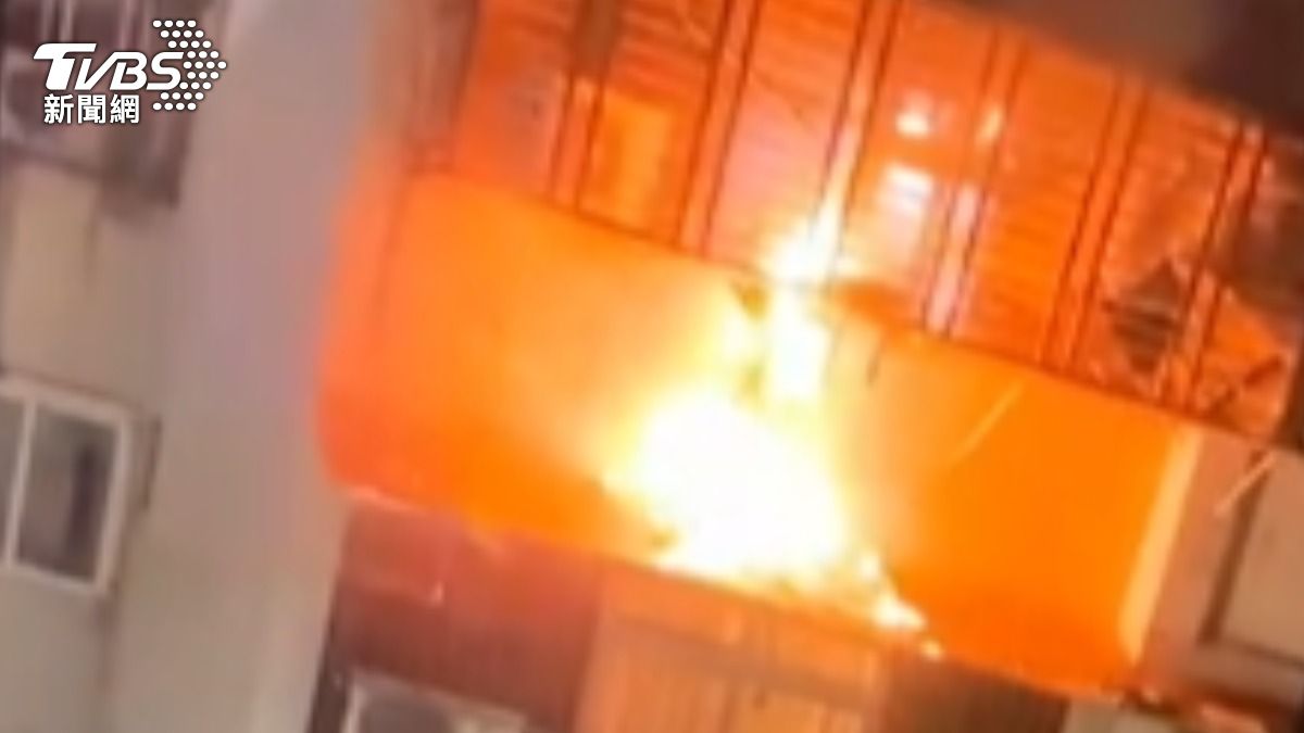 基隆市一名男住戶在自家陽台燒東西。（圖／民眾提供）