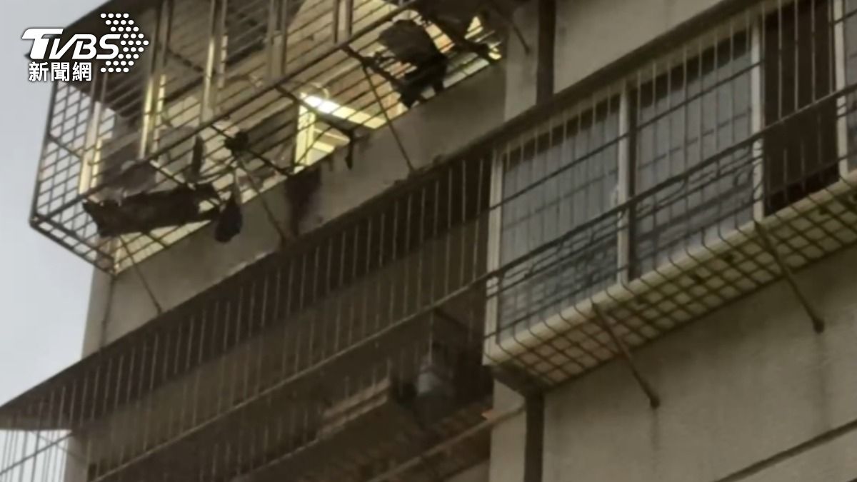 有民眾目睹男子在自家陽台燒東西,不斷往下丟擲物品。(圖/TVBS)
