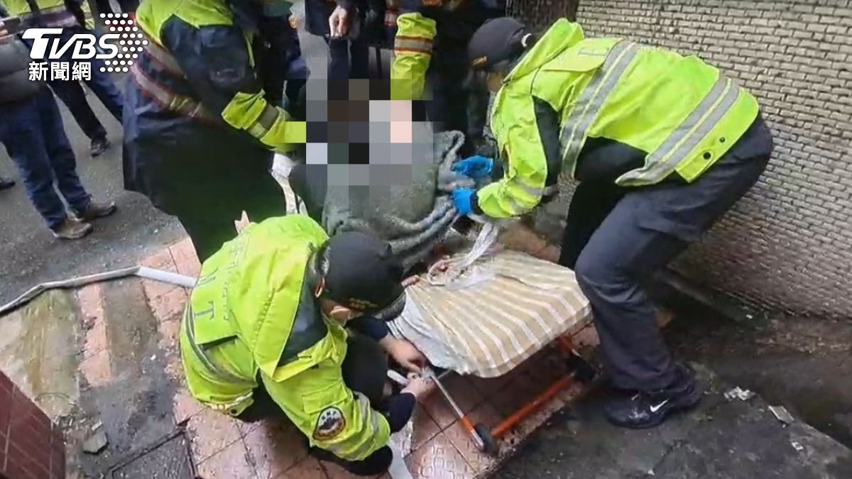 男子被警方壓制後緊急送往醫院治療。(圖/TVBS)