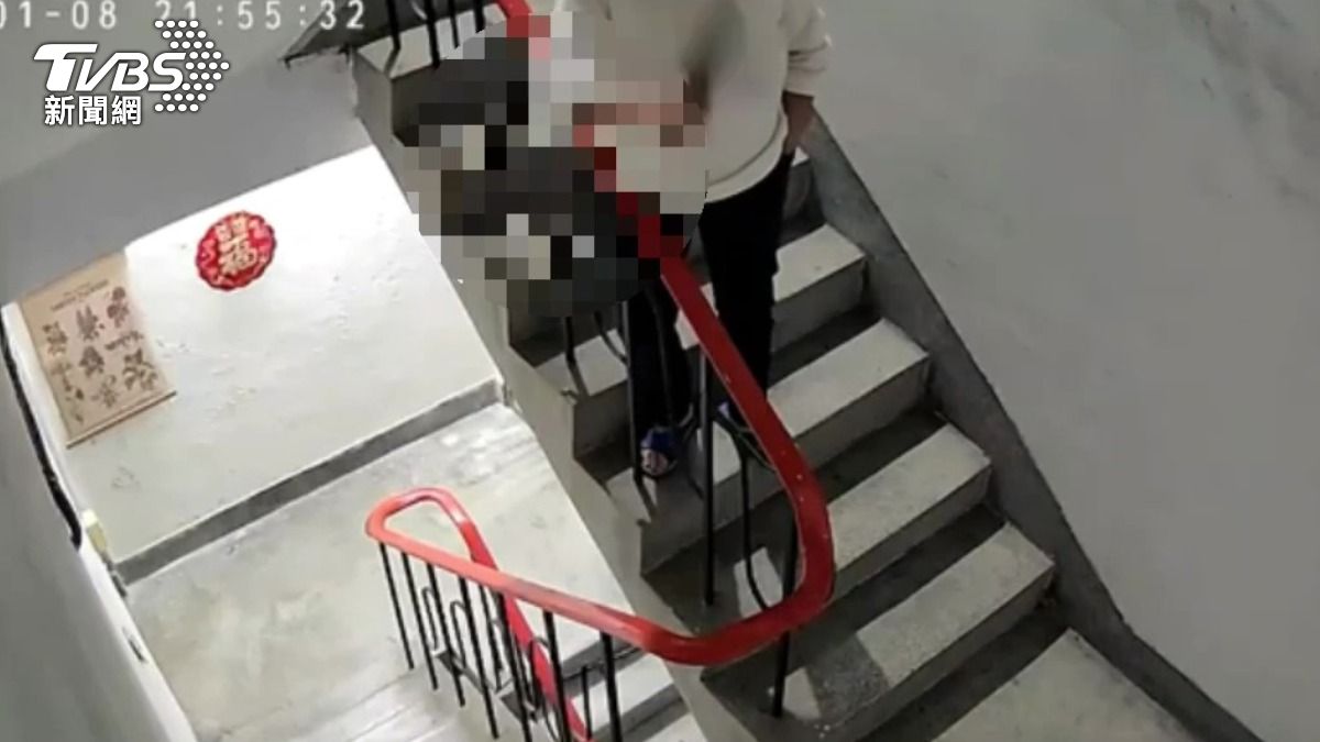恐怖鄰居!新北白衣女家門外揮舞菜刀 她看監視器嚇壞