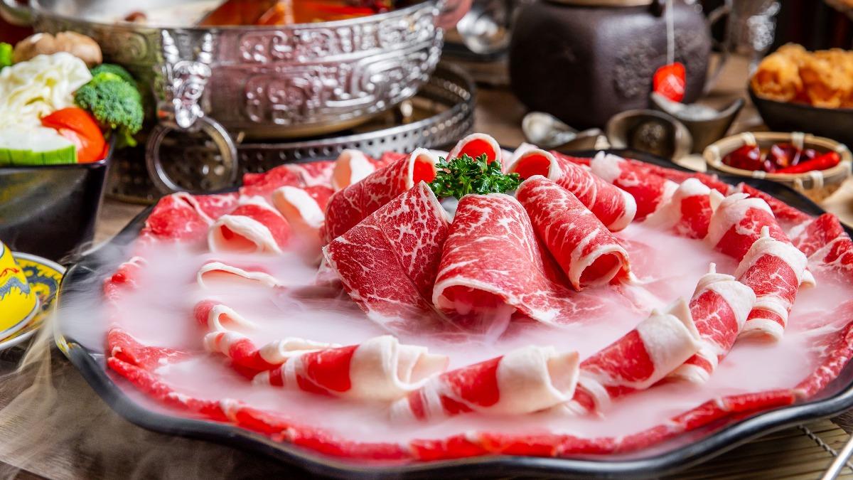 馬辣問鼎「證件中2碼」爽嗑牛舌 海底撈這方法拿折價券