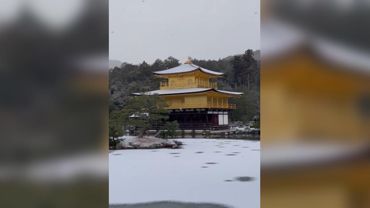 金閣寺的「鏡池」上還殘留著積雪，結著一層薄薄的冰。（圖／翻攝自X @chiii_wan ）