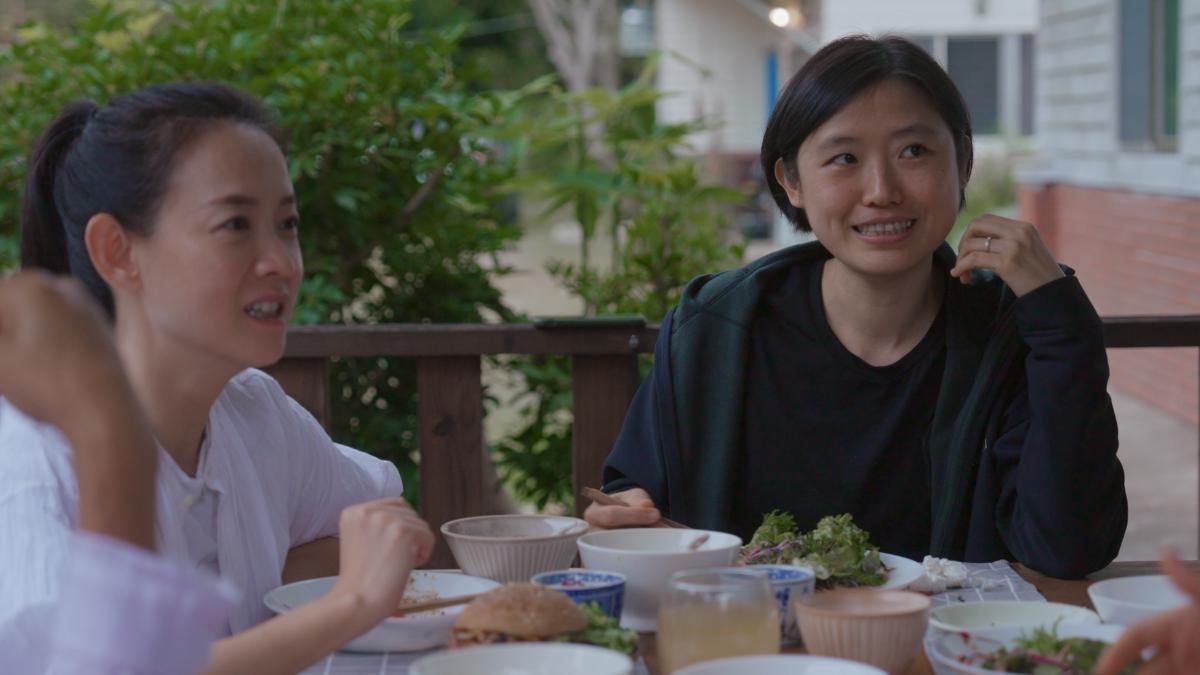 曾寶儀《交換禮物》吃飯噴「菜渣」爆紅! 網衝戲院看片