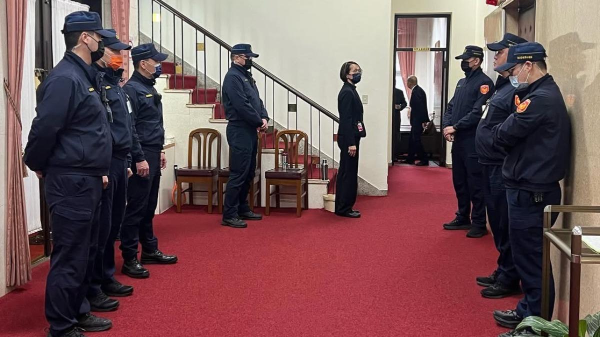 立法院今處理憲訴法覆議案，綠委吳思瑤指出，為了保護韓國瑜，今天議場後方有將近20位警察，連委員的保溫瓶都不敢發。(圖/翻攝吳思瑤Threads)