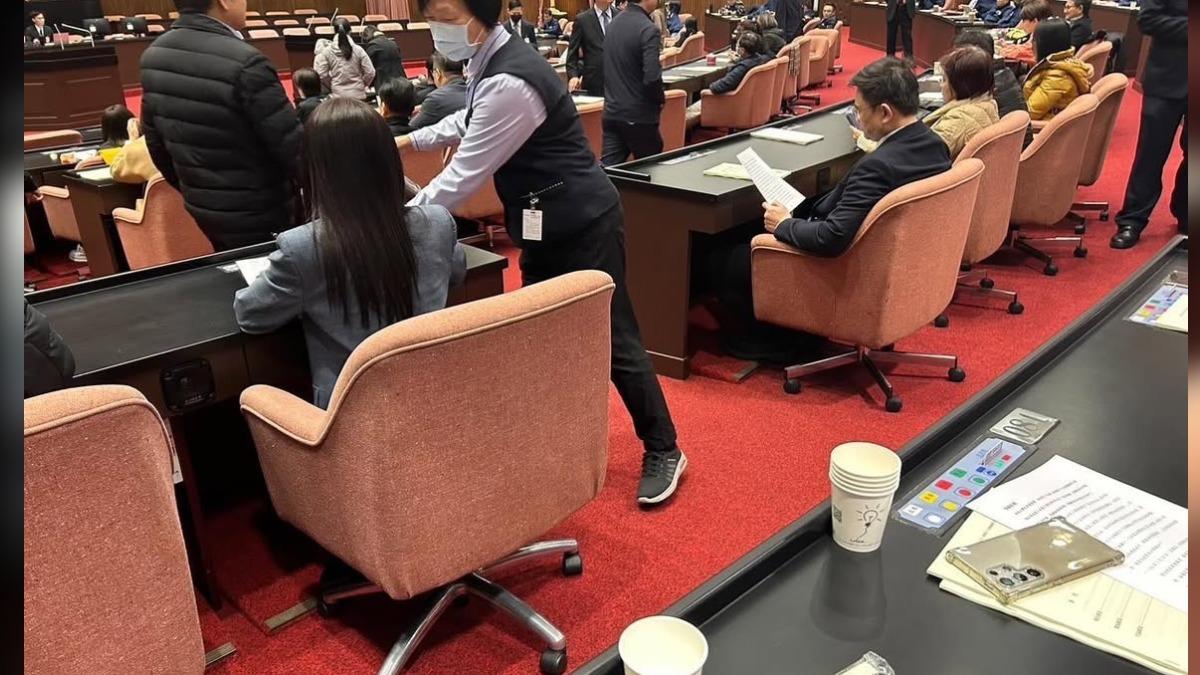 立法院今處理憲訴法覆議案,綠委黃捷透露連保溫杯都被沒收、議場後方圍滿警察。(圖/翻攝自黃捷 Threads)