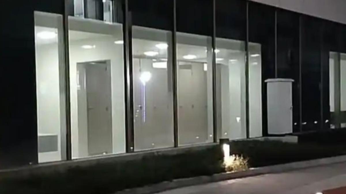 陸醫院女廁裝「單面透明窗」　她上廁所全被路人看光傻眼