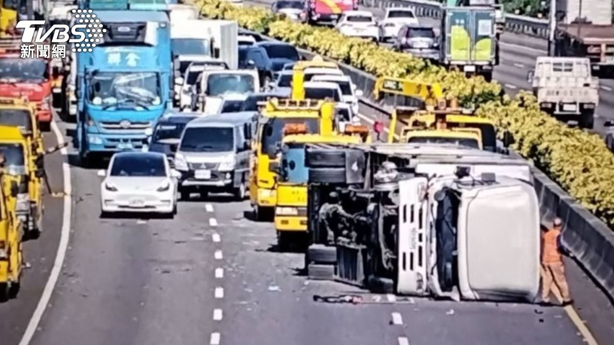 快訊/國1大貨車翻覆塞爆!駕駛受困搶救中 封兩線道回堵5公里