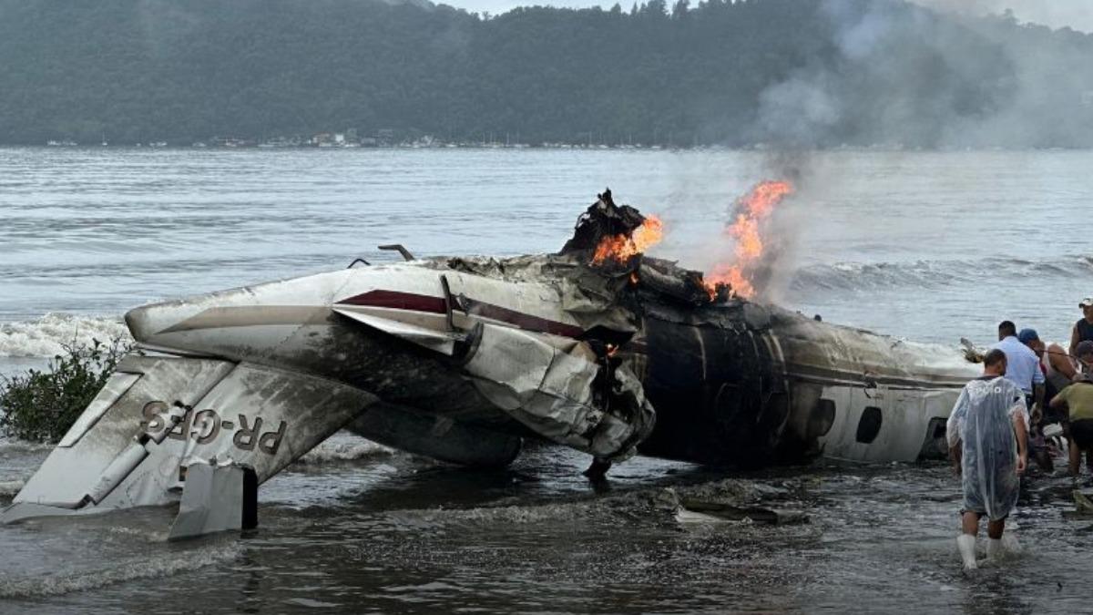 巴西小飛機衝出跑道墜沙灘 機長當場喪命4乘客奇蹟生還