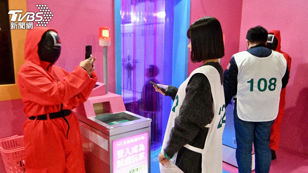 民眾進場可以穿上遊戲服,還會拍攝入場照片。(圖/胡瑞麒)