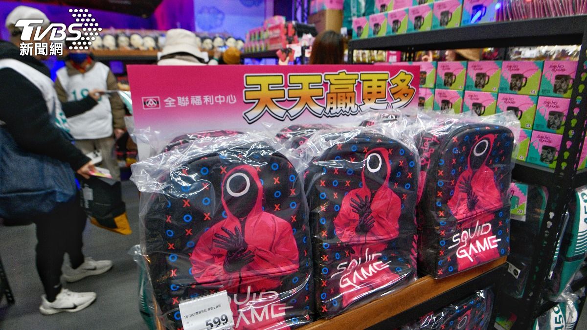 體驗會場中也有許多魷魚遊戲聯名的商品。(圖/胡瑞麒攝)