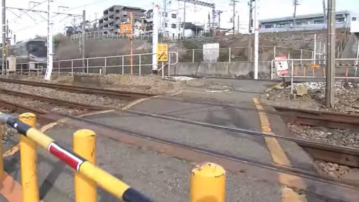2名中國女子誤以為鐵軌內為安全區域。（圖／取自KTV News YT）