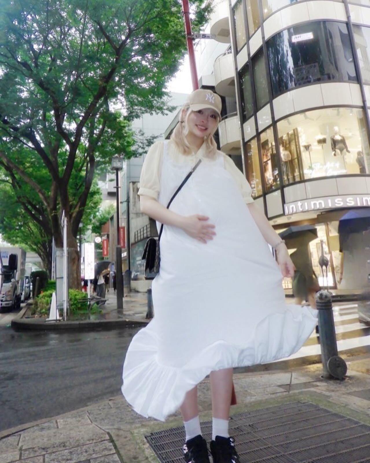 確定懷孕後,卡莉怪妞就盡量穿著寬鬆衣服外出。(圖/翻攝自kyarypappa IG)
