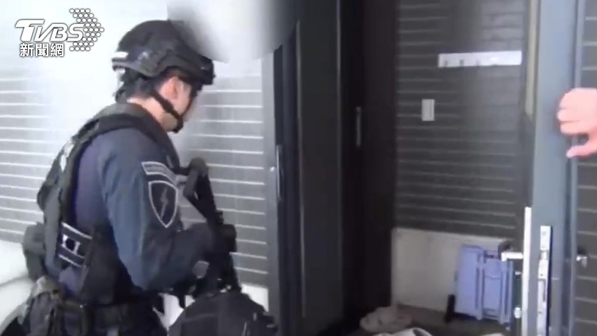 警方荷槍實彈前往攻堅。（圖／TVBS）