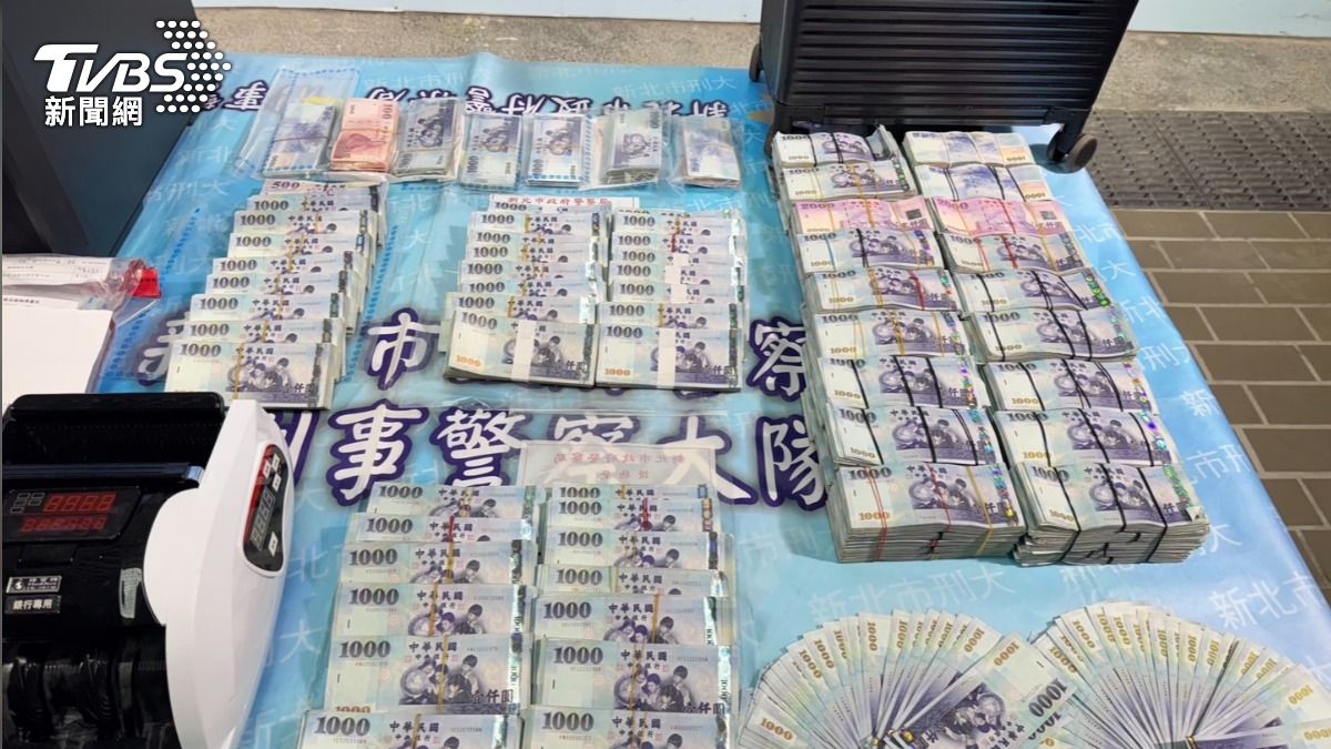 警方查獲上千萬現金。（圖／TVBS）