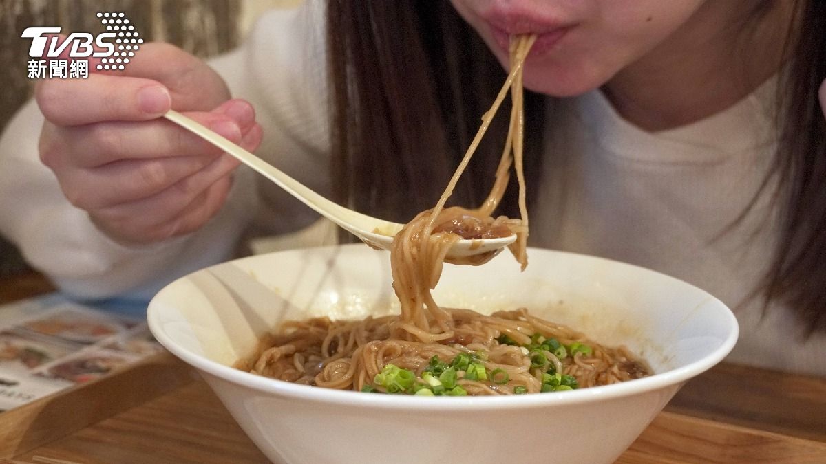 麵線也是許多客人喜愛的台灣美食。(圖/羅佳蓉攝)