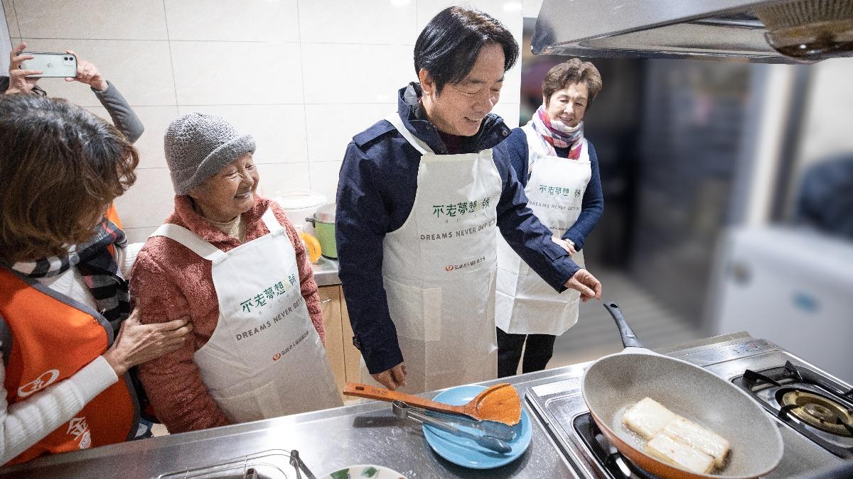 親自下廚煎菜頭粿!賴清德探視三峽獨居阿嬤 陪辦年貨圍爐
