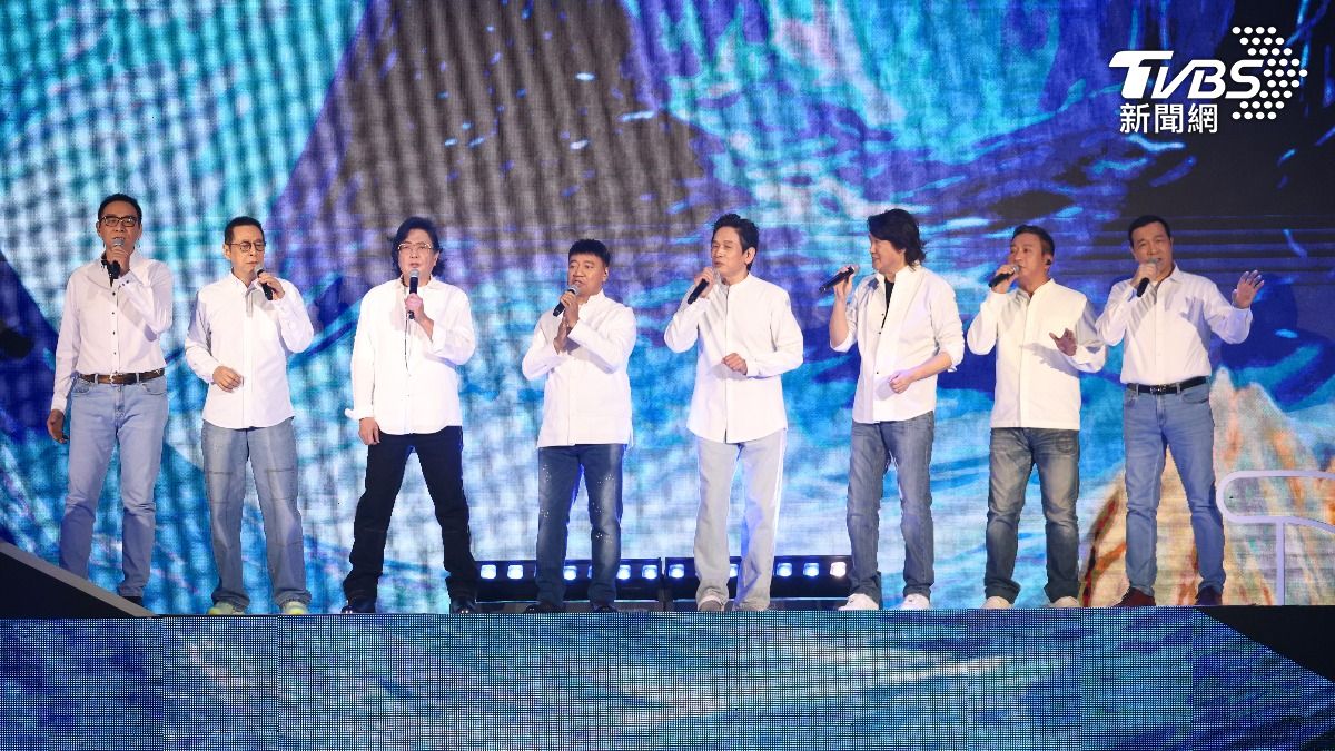 王瑞瑜(左起)、羅吉鎮、楊耀東、施孝榮、殷正洋、周治平、王中平以及李明德齊聲高唱〈今山古道〉。(圖/張哲鳴攝)