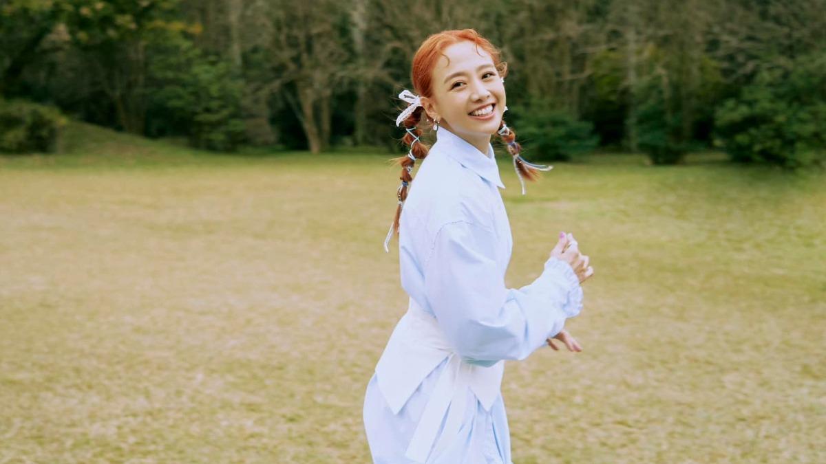 鬼鬼16歲就入行,為了養家拼命工作。(圖/翻攝自吳映潔臉書)