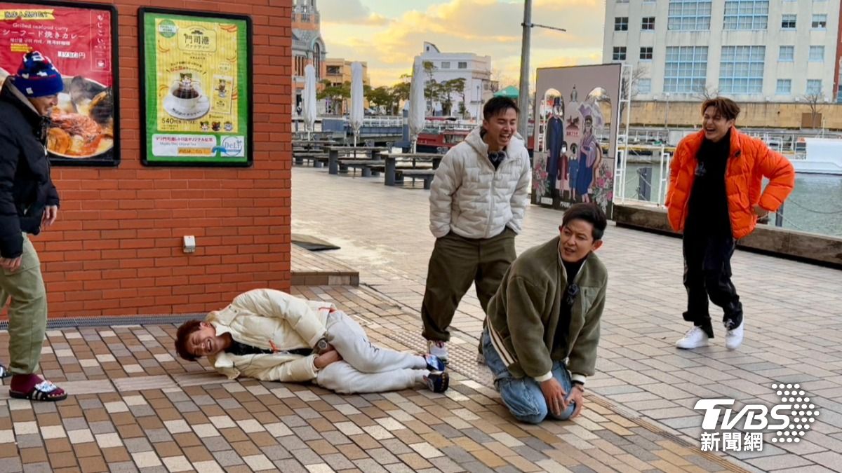 威廉被敖犬突襲，直接夾腿倒地。（圖／林彥君攝）