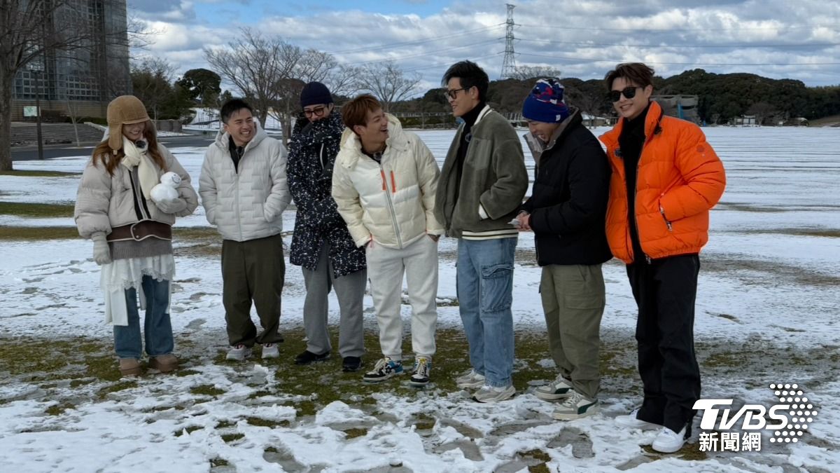 朵拉（左起）、阿緯、小杰、威廉、敖犬、小煜、王子展開雪球大戰。（圖／林彥君攝）
