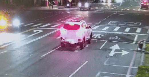 有片/高雄小貨車闖紅燈猛撞2車 「180度旋轉」菜全噴馬路