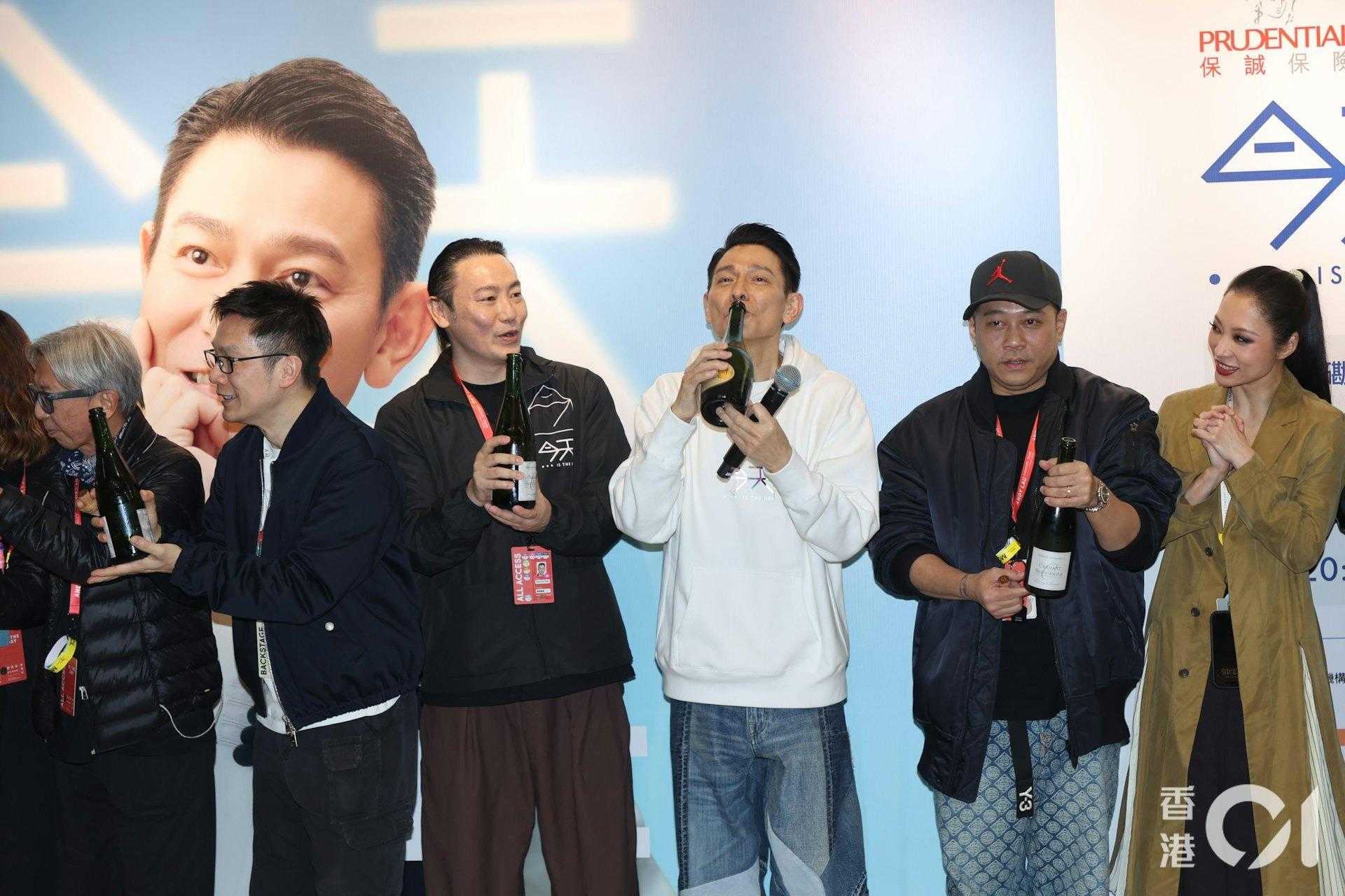 演唱會結束後,劉德華在後台開香檳慶祝。(圖/香港01)