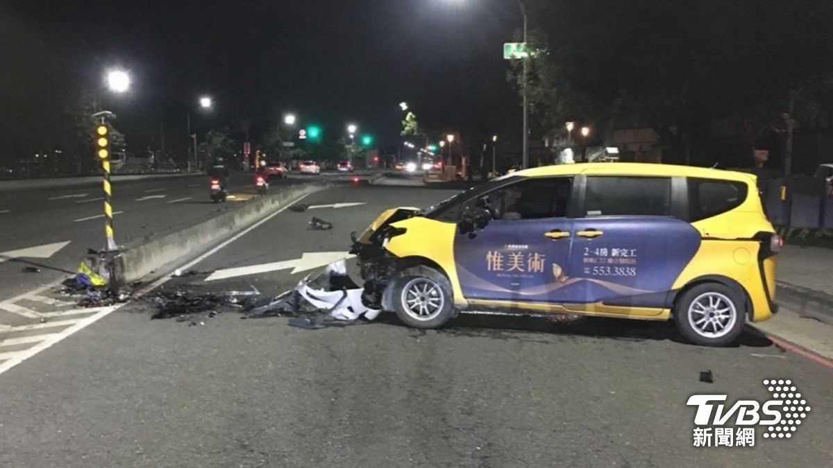 高雄小黃司機身體不適猛自撞「車頭凹爛」 車上2乘客嚇傻