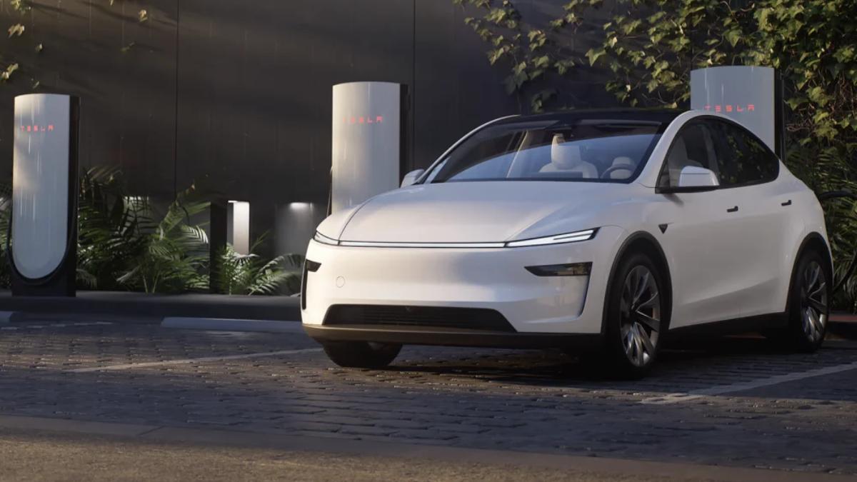 Model Y改款於車頭引入分離式頭燈與貫穿燈帶設計。(圖/Tesla提供)