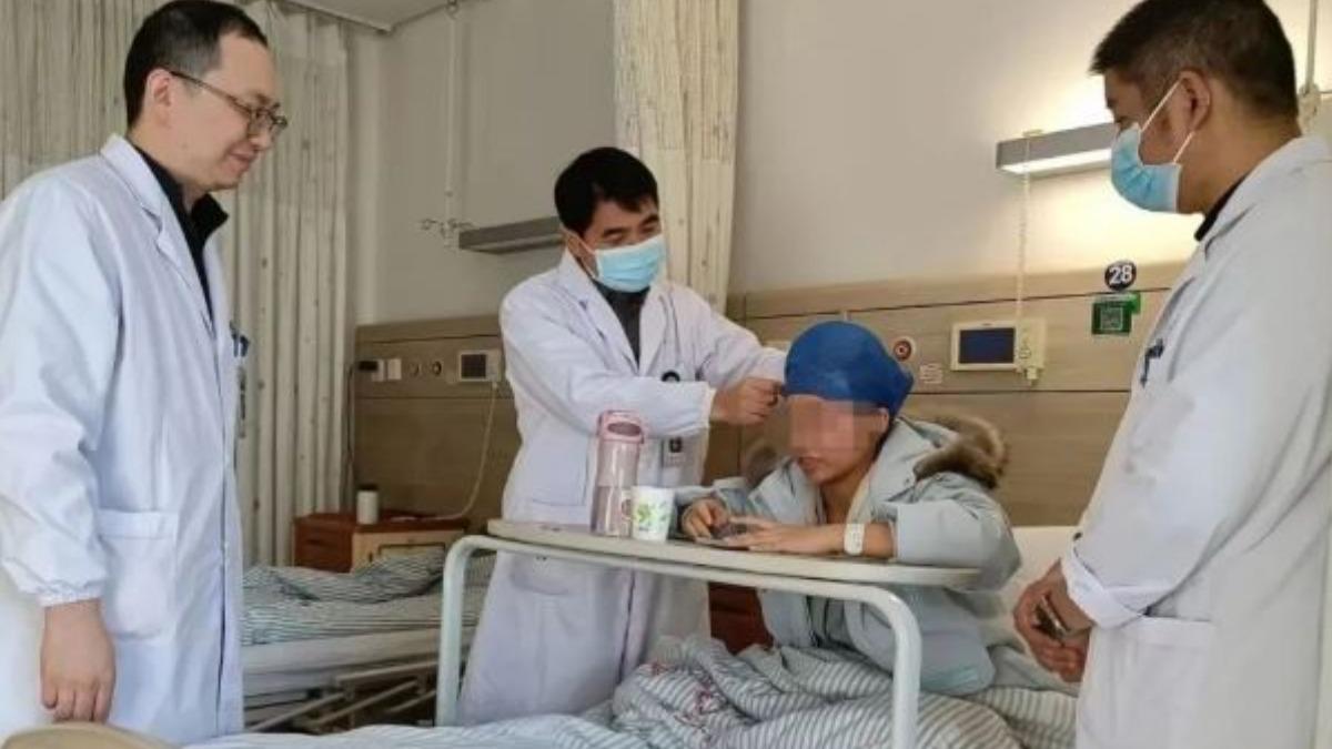 小劉為爸爸做了取頭皮手術，醫師們也覺得相當感動。（圖／取自新浪新聞）