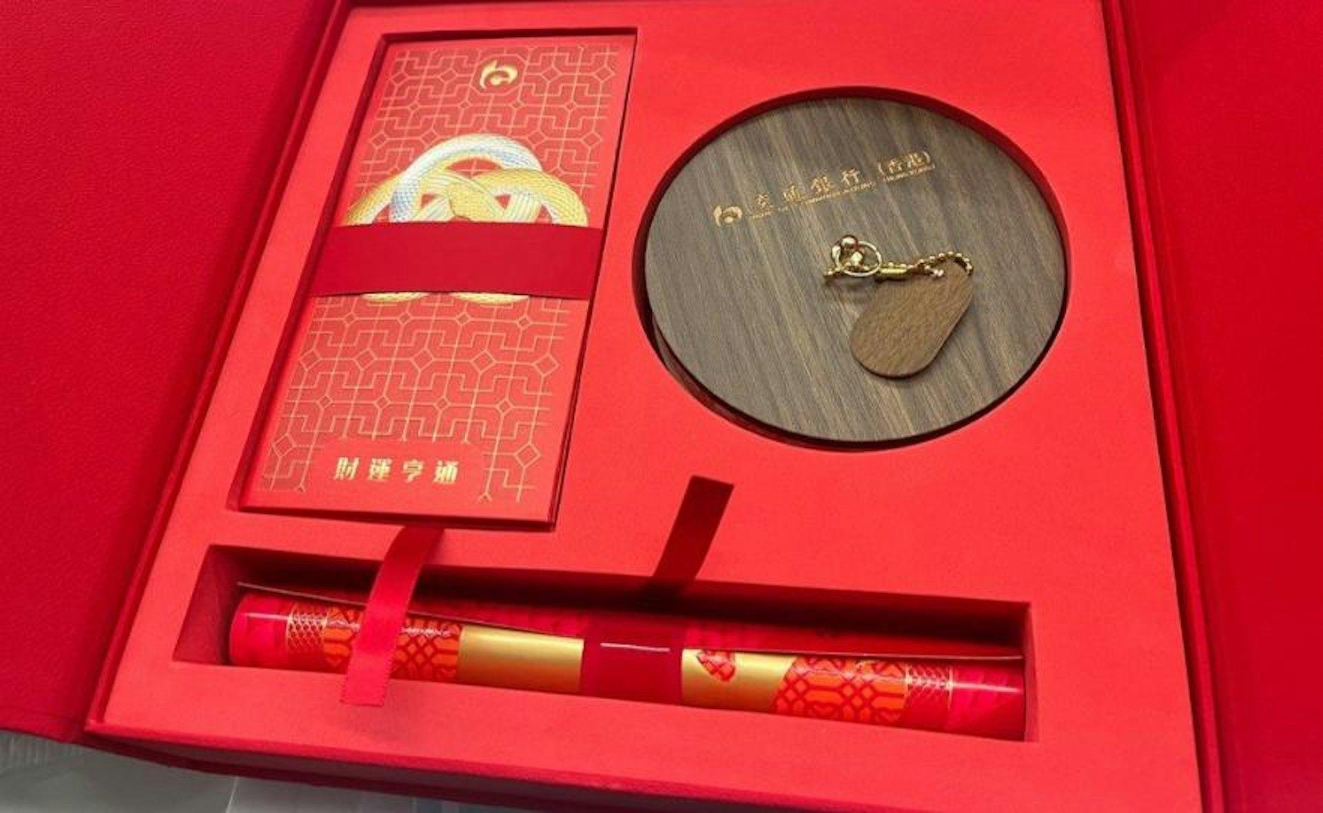 瑞士嘉盛銀行私人銀行紅包袋禮盒。(圖/翻攝自網路)