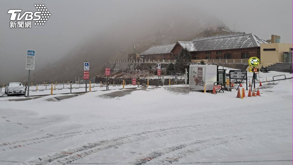 合歡山從昨夜到今晨飄雪。(圖/TVBS)
