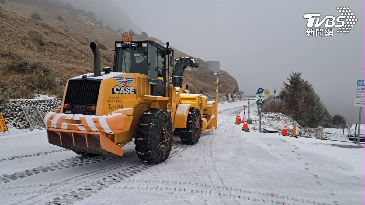 有片/積雪最厚10公分!合歡山進入銀白世界 鏟雪車出動