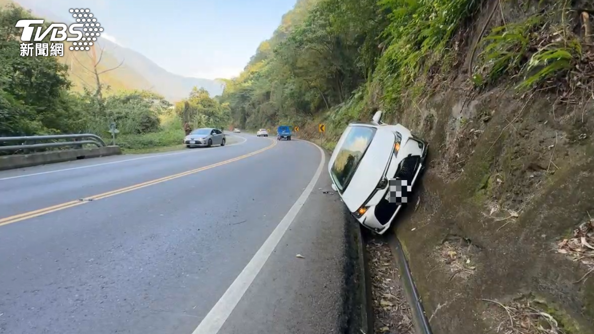 武嶺賞雪完GG!轎車撞山壁「扶牆跑法」 19歲妹子受傷
