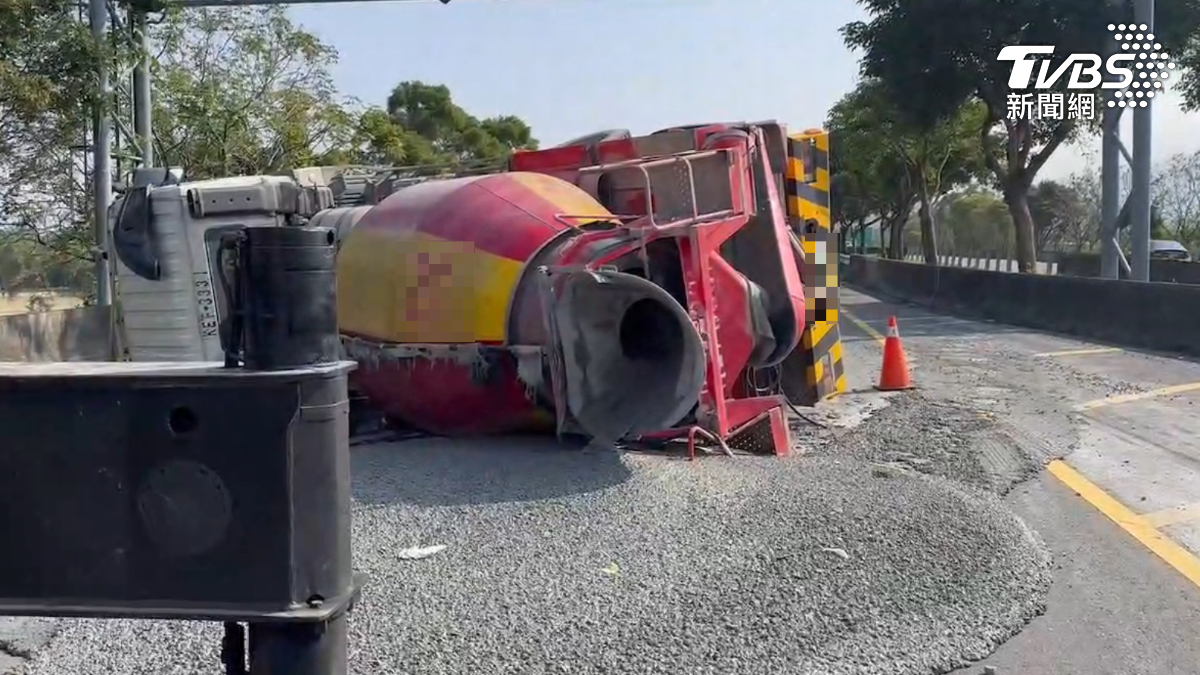 水泥車擦撞轎車翻覆!雲林台78線變「滾滾泥流路」 駕駛掛彩