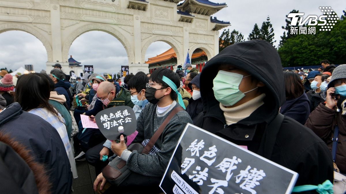 不畏冷氣團發威!民眾黨111釘孤枝 5萬小草出動吼:放人