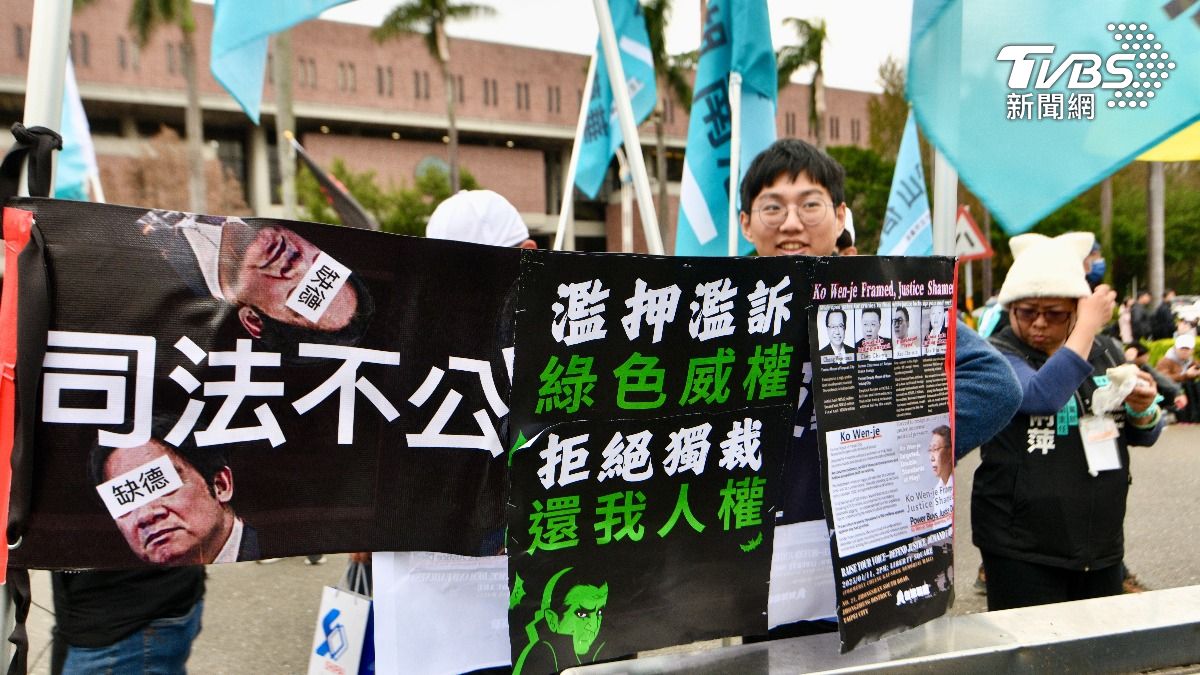 「111釘孤支」遊行活動不少民眾無畏14度低溫寒流到場參與。（圖／胡瑞麒攝）