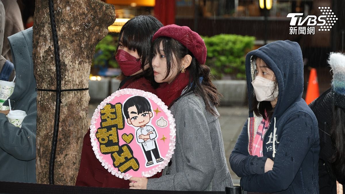 雖然現場下起雨來,仍有不少粉絲到場支持。(圖/張哲鳴攝)