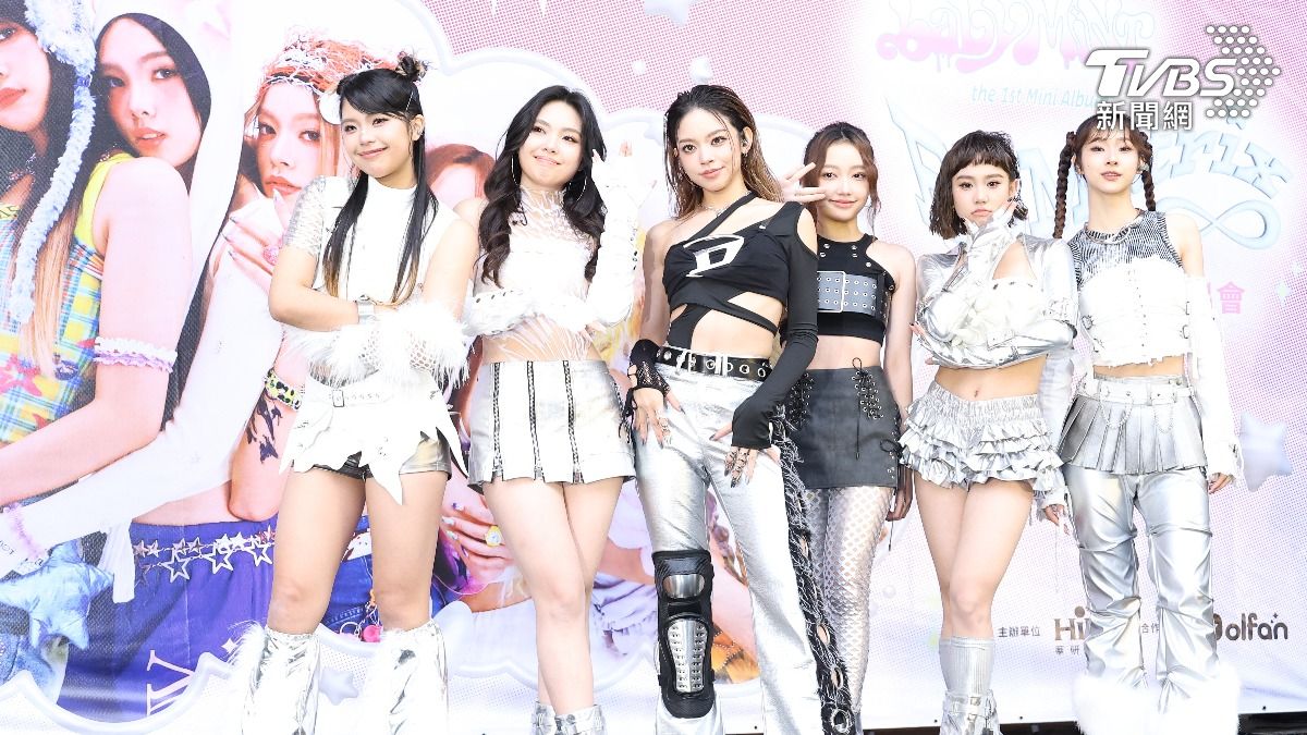 丞妘(左起)、Vikky、粼粼、栩栩、品妡以及熙妍唱跳答謝粉絲支持。(圖/張哲鳴攝)
