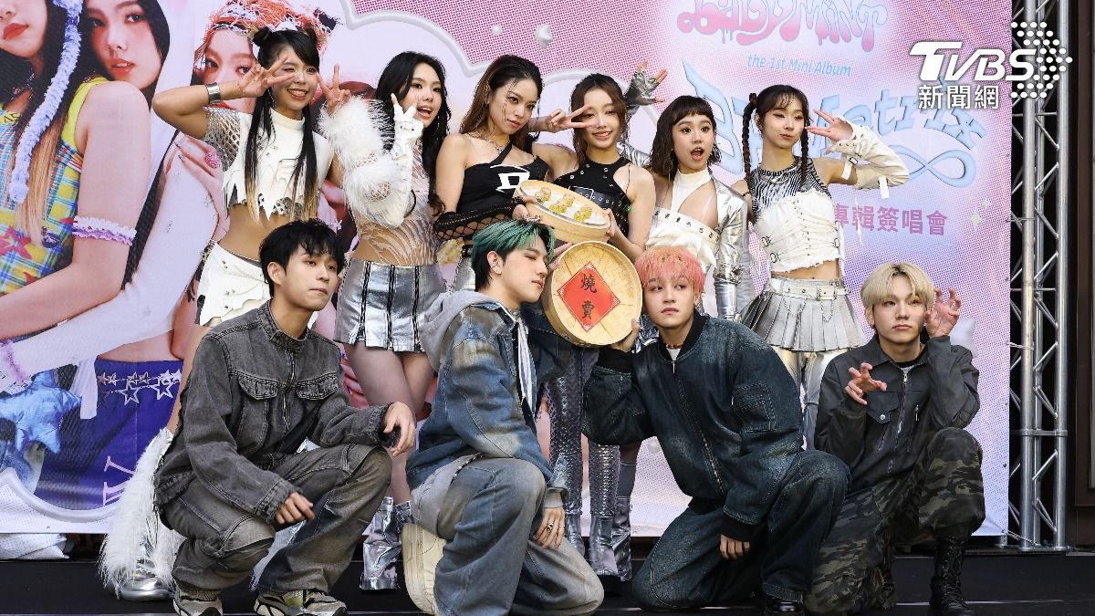 《原子少年2》天狼星成員+How李家皓、潘永安、泥秋、正耀送上燒賣,祝福babyMINT新專輯大賣。(圖/張哲鳴攝)