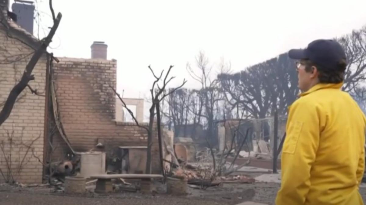 索博羅夫看著被燒毀的老家。(圖/翻攝自NBC News)