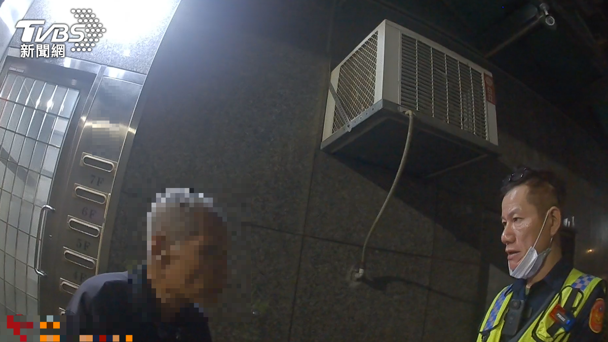 陳翁寒流裡獨自騎著腳踏車徘徊。(圖/TVBS)