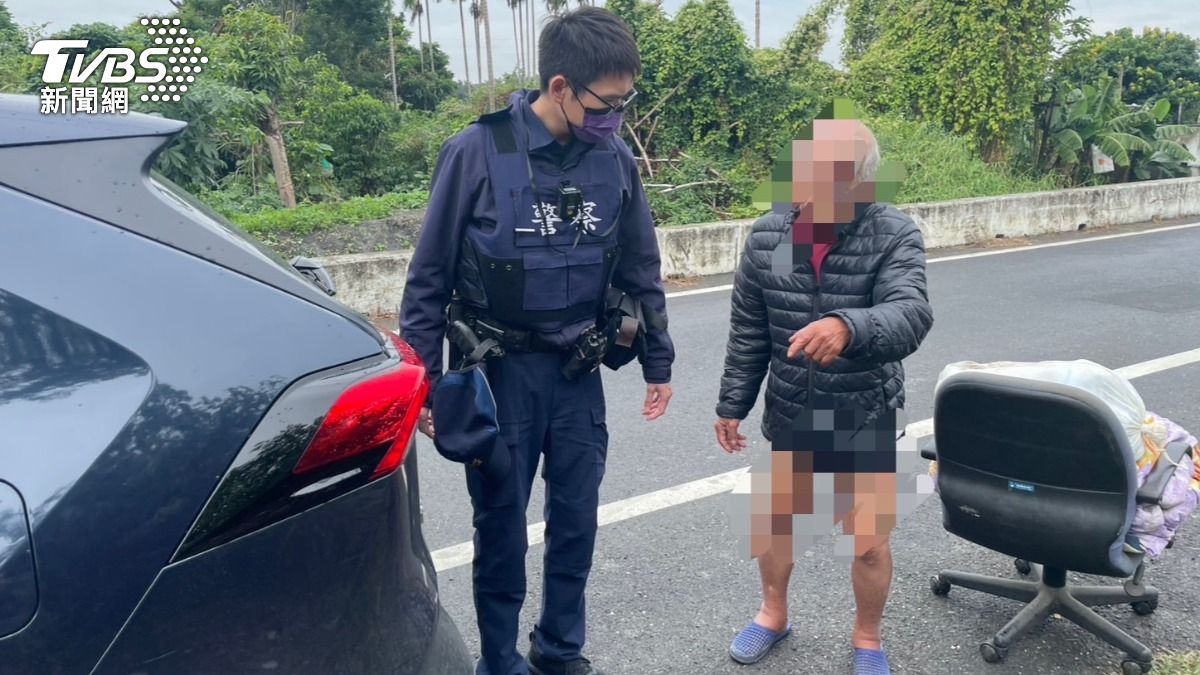 80歲張姓老翁在冬天裡迷失,且下半身未穿外褲,推著椅子走在排水溝旁。(圖/TVBS)