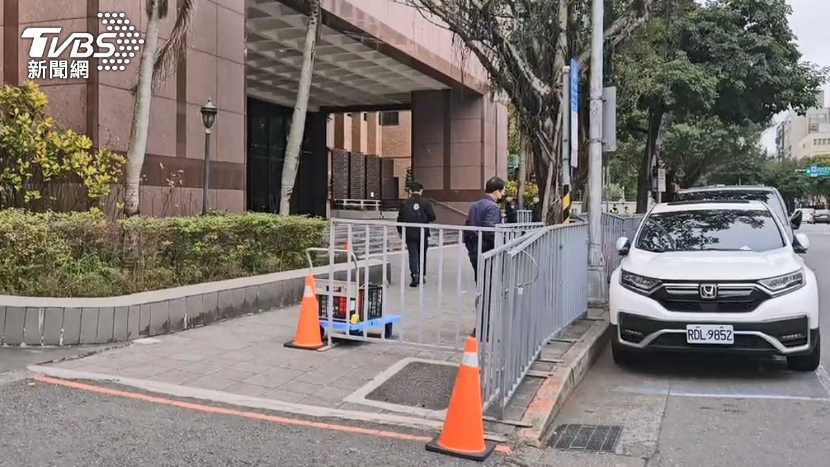 台北地檢署外架設圍欄,避免衝突。(圖/TVBS)