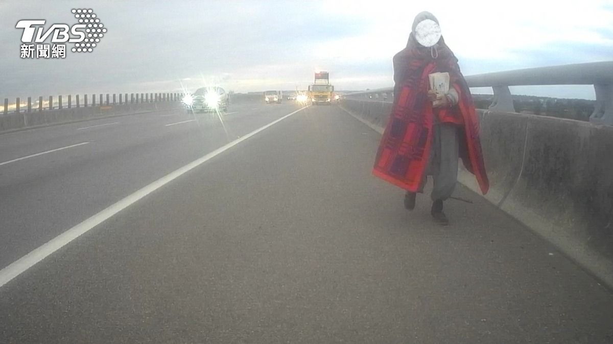 今晨11度!婦裹毛毯走上國道 「北上到南下」跨6車道