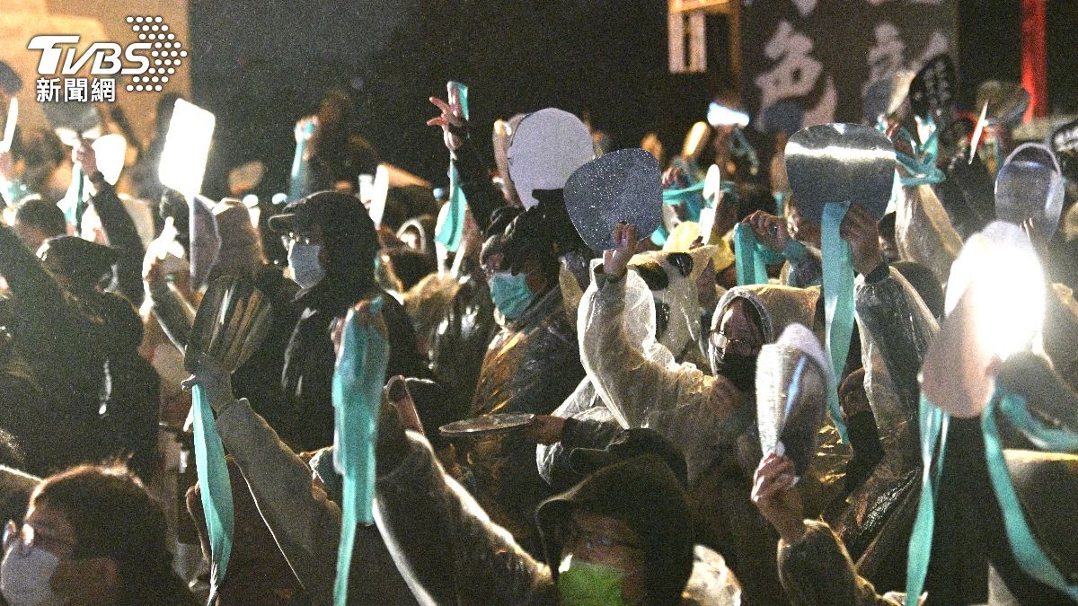「法律系滾出司法圈」！釘孤枝標語惹議　律師酸：沒先問國昌